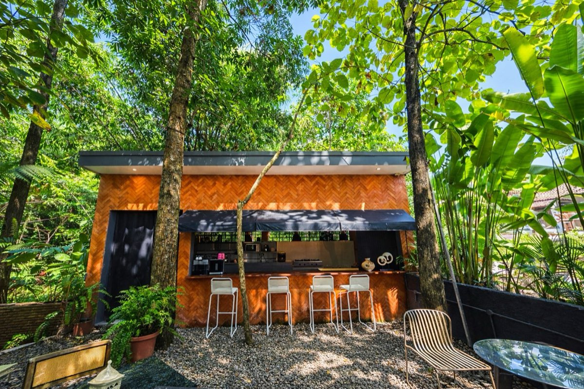 Dapur Guri, an orange brick kitchen with a bar counter under the trees